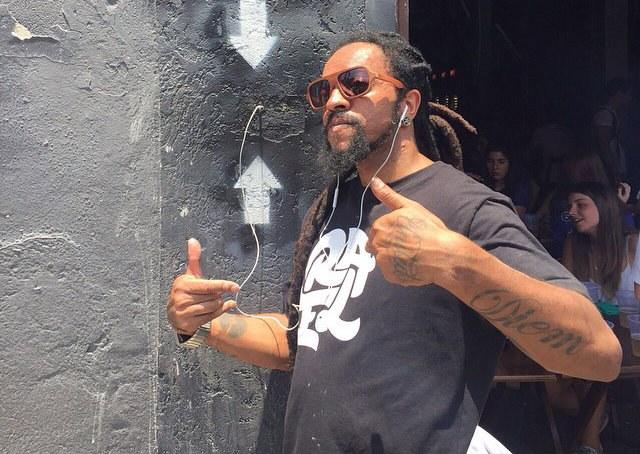 Rapper divulga novo álbum através de "plugs" conectados em paredes de SP