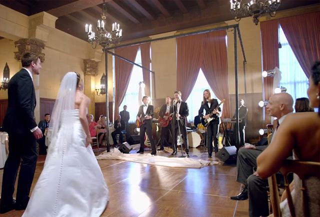 Como a banda Maroon 5 conseguiu 4 milhões de views no Youtube sendo penetra em casamentos