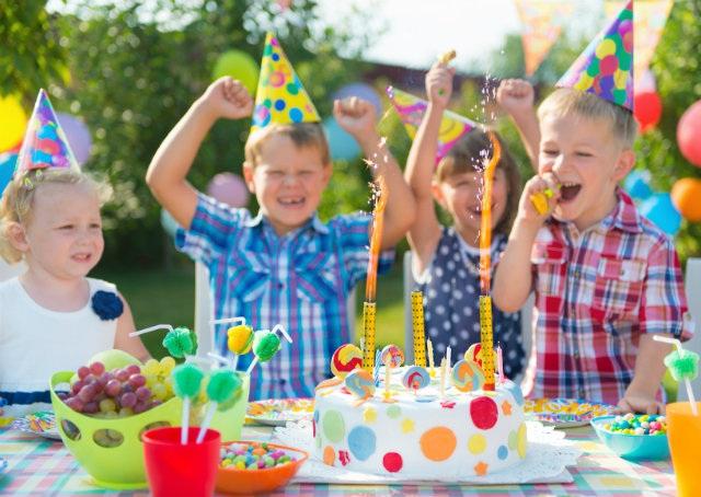 Menino de 5 anos recebe fatura por faltar festa de aniversário