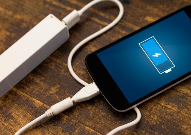 Existe mesmo algum problema em deixar o smartphone carregando a noite toda?
