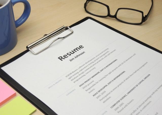 Como preparar o currículo para conseguir emprego na melhor época do ano