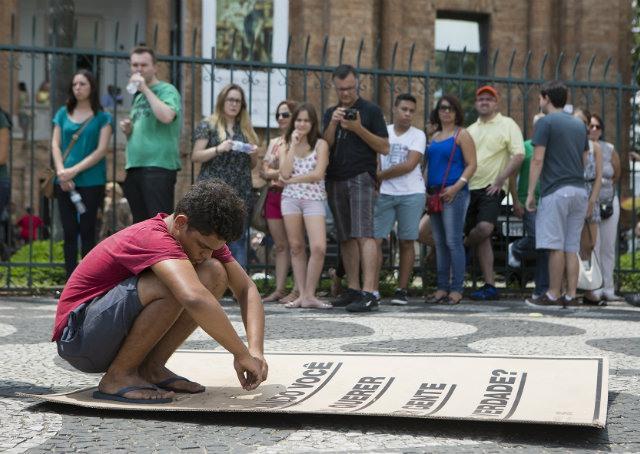 Agência aposta no marketing de guerrilha para mostrar situação de crianças que vivem nas ruas