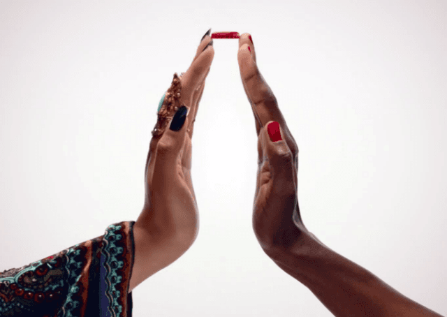 Coca-Cola usa mãos para celebrar os 100 anos de sua icônica garrafa
