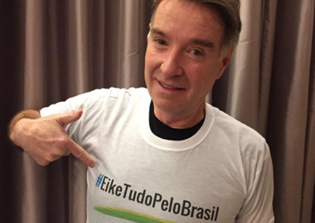 Eike posa com camisa da campanha #EikeTudoPeloBrasil e promete retorno
