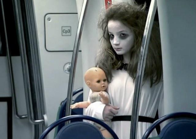 Silvio Santos solta a Menina Fantasma no metrô de Fortaleza