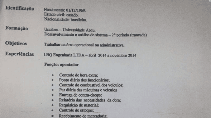 História de homem que distribui currículos em sinal viraliza na web