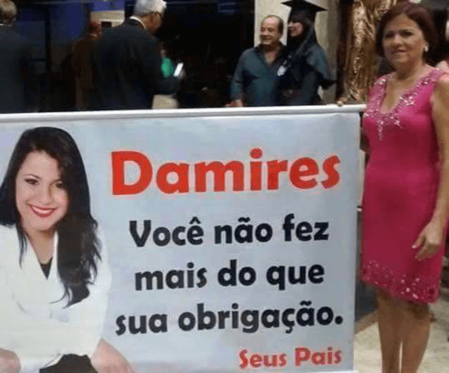 Em formatura, pais estendem faixa para a filha com a mensagem: “não fez mais do que sua obrigação”