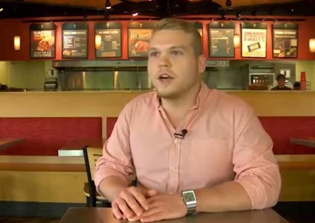 Funcionário de fast food vira celebridade local após ajudar idosa a comer