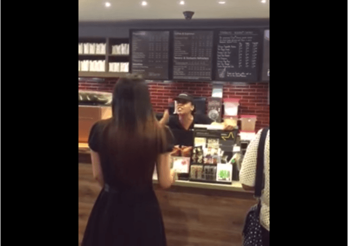 Vídeo em que gerente da Starbucks grita com cliente viraliza na web