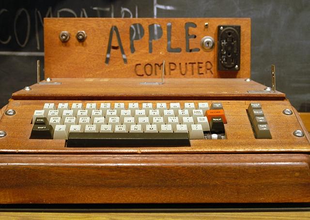 Cheque de US$100 mil espera mulher misteriosa que doou um Apple 1 para reciclagem