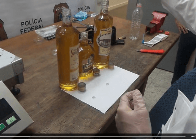 Homem é preso ao tentar transportar cocaína líquida para Paris