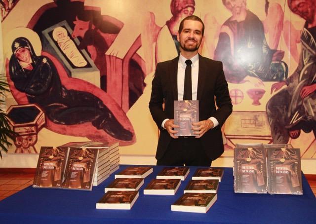 Vítima de bullying por ser pobre, ex-vendedor de cocadas conclui 5 graduações