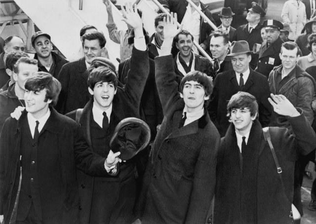 John Lennon não queria assinar contrato para fim dos Beatles, diz ex-assistente