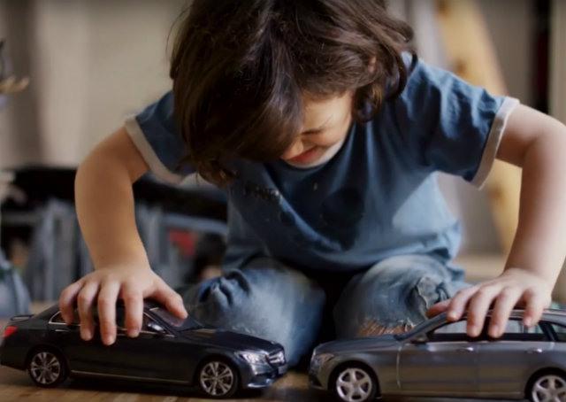 Mercedes-Benz presenteia crianças com carrinhos que não batem
