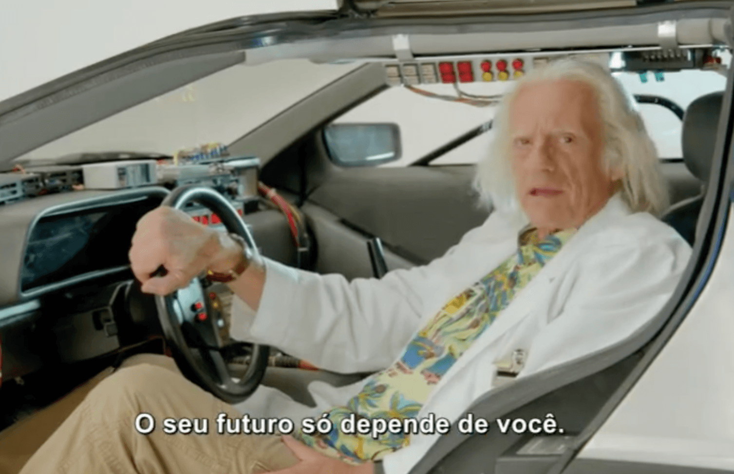 "Doc" Brown chega ao futuro e tem uma mensagem para você