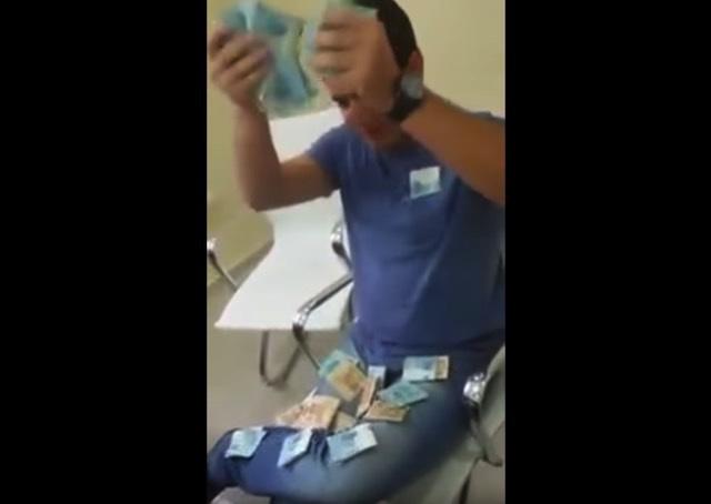 Vereador ostenta dinheiro em vídeo e afirma que vai gastar com mulheres