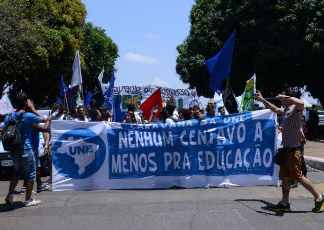 Jovens no Brasil trabalham mais e estudam menos, mostra relatório da OCDE