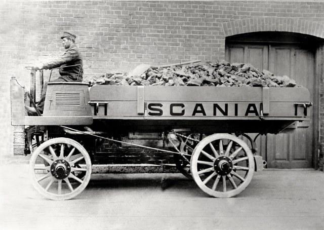 Scania completa 125 anos e apresenta evolução até os caminhões high tech