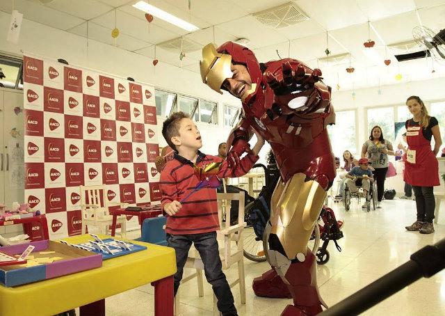 Após acidente grave, "sósia de Tony Stark" visita hospitais infantis como Homem de Ferro