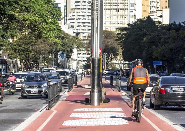 Paulistanos gastam 2 horas para ir e voltar do local de trabalho