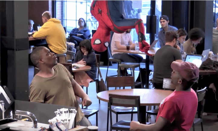 Ação de marketing leva Homem-Aranha a cafeteria e isso nem é a melhor parte