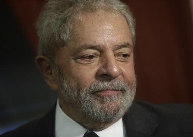 Lula é condenado a 9 anos por corrupção em caso do tríplex