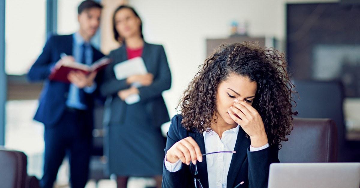 Fofoca no trabalho é a situação que mais incomoda profissionais em escritórios, aponta estudo