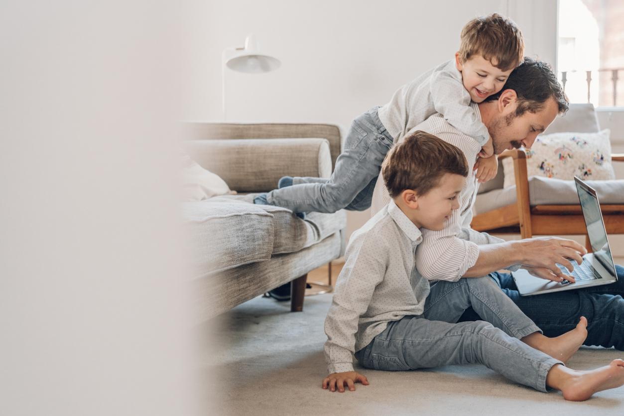 Pandemia traz nova realidade para os pais: trabalhar com os filhos em casa