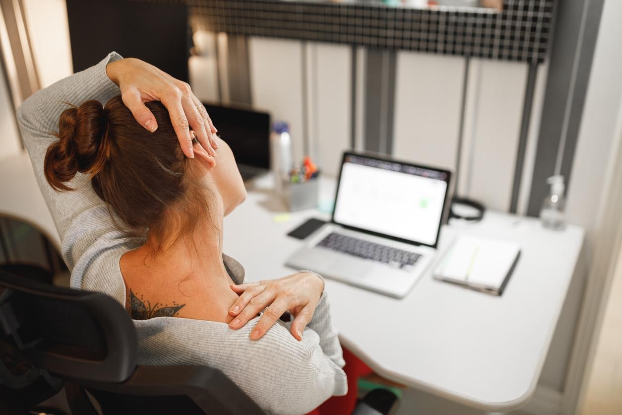 6 exercícios para amenizar dores nas costas e nos ombros durante o home office