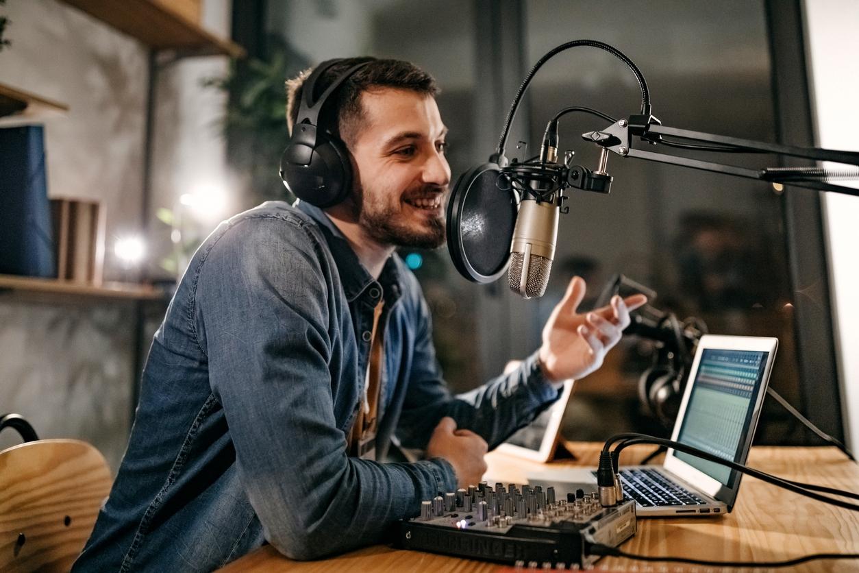 Isolamento leva ao aumento do consumo de podcasts e lives, aponta estudo