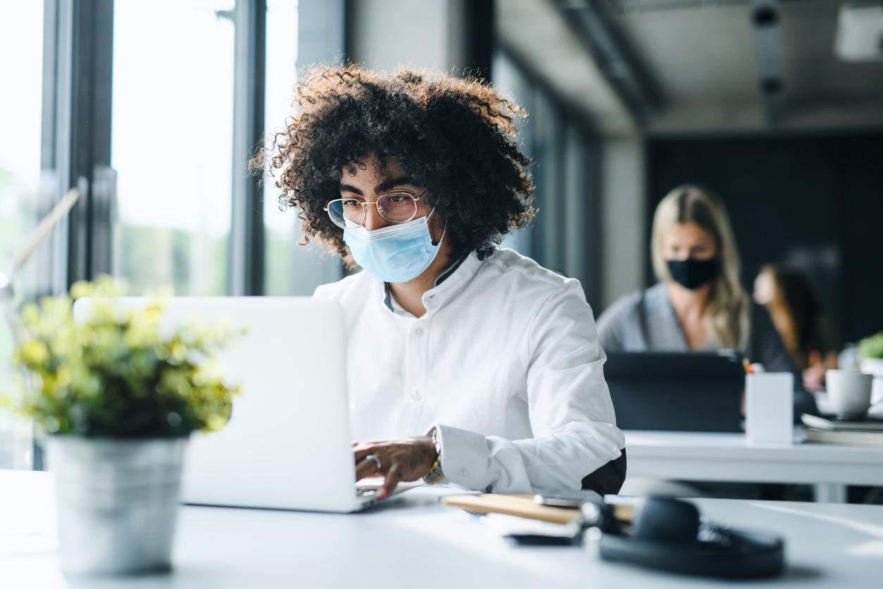 Recusa a se vacinar ou usar máscara no trabalho pode gerar demissão por justa causa