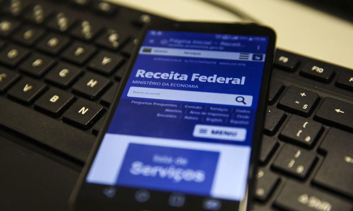 Quem vai precisar devolver o auxílio emergencial no Imposto de Renda? Entenda