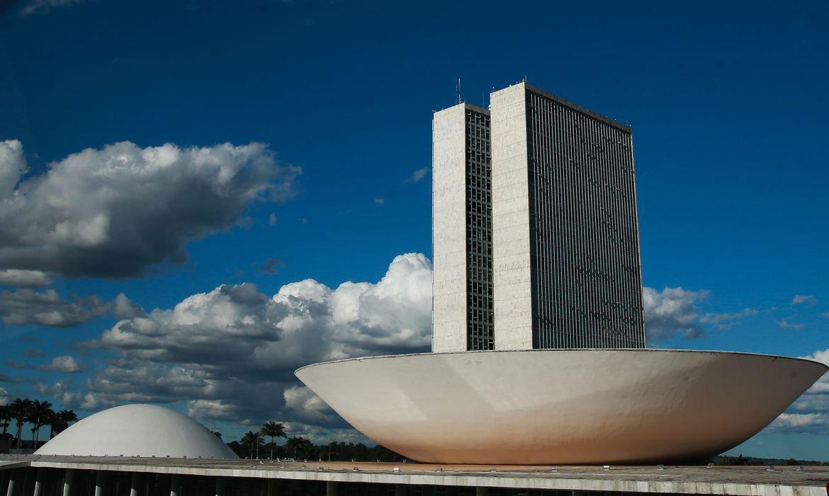 Câmara aprova projeto que permite que empresas comprem vacinas