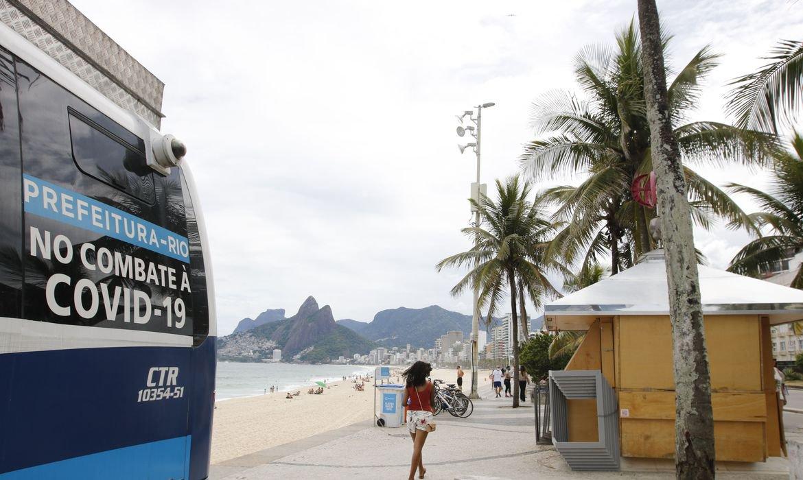 Rio flexibiliza comércio e permanência nas praias