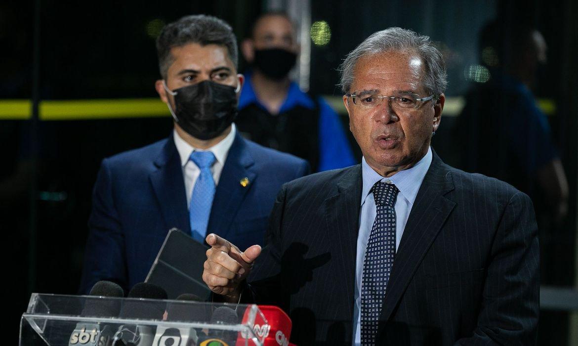 Auxílio emergencial: Guedes anuncia prorrogação por pelo menos mais dois meses