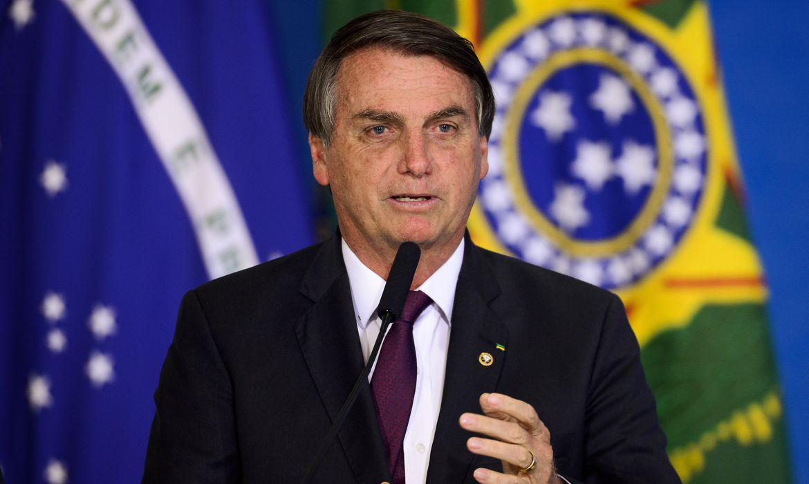 Bolsonaro é alvo de protestos ao cumprimentar apoiadores em avião comercial no ES