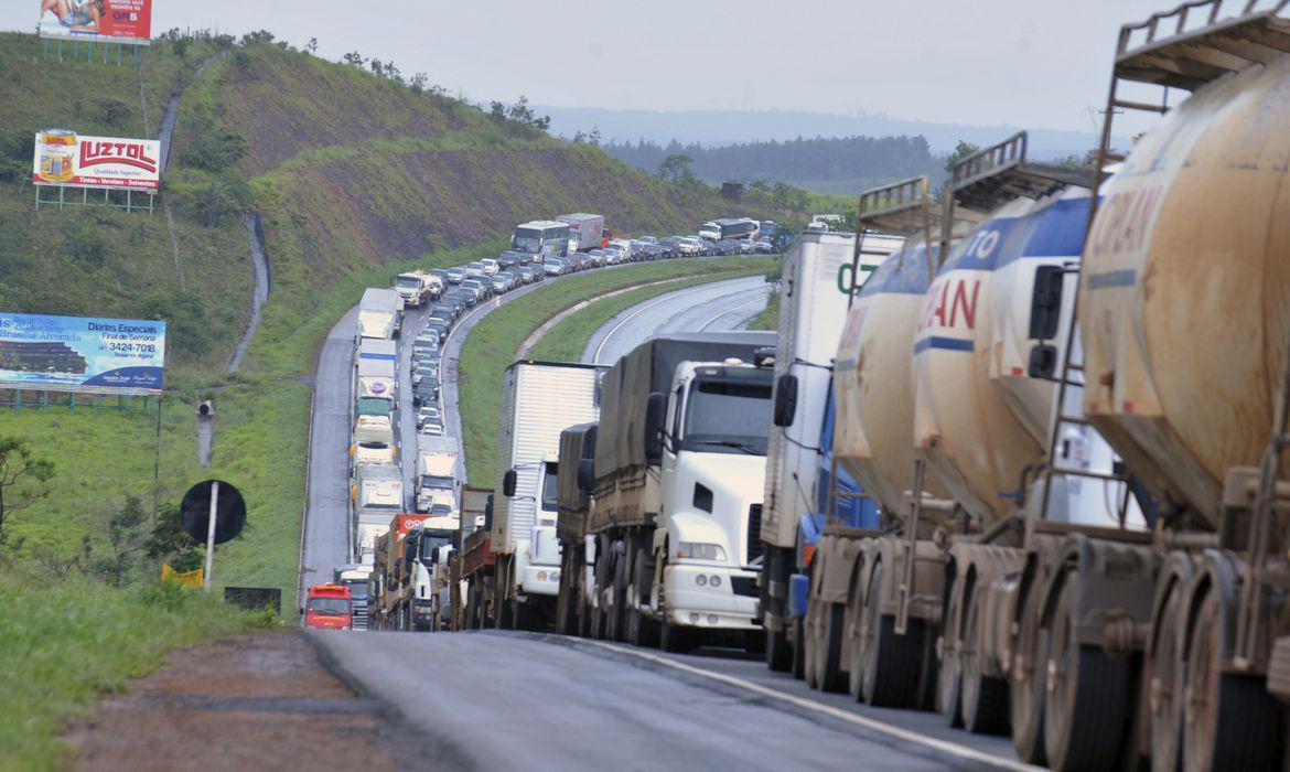 Alta do diesel surpreende e greve dos caminhoneiros ganha força, diz CNTRC