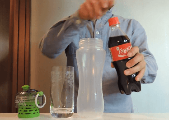 Empresa comercializa garrafa que transforma Coca-Cola em água