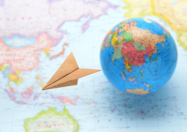 Como as grandes empresas alavancam sua presença global?