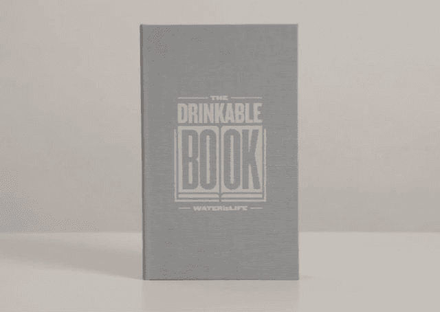 "Drinkable Book": o livro que mata as bactérias da água