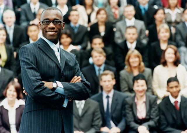 Como ser um líder que se destaca e promove resultados?