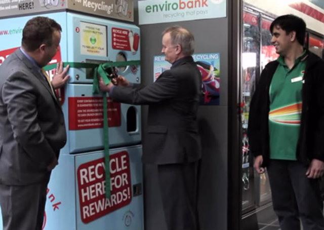 Máquina de reciclagem troca latas e garrafas por descontos e vales-refeição