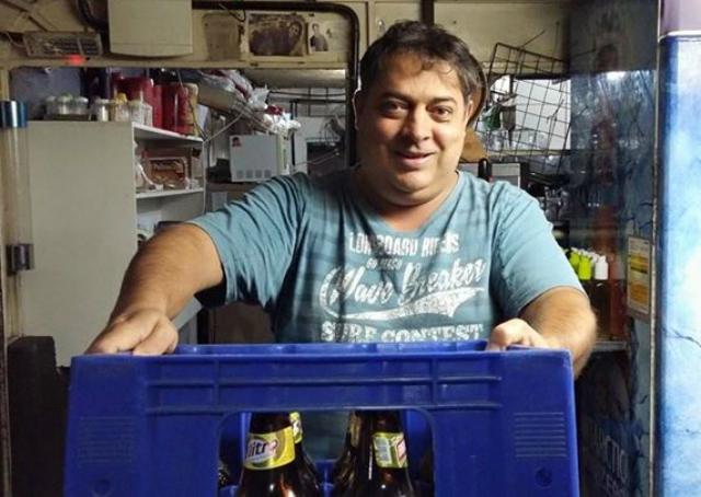 Conheça o dono de bar que faz sucesso "tratando mal" os clientes