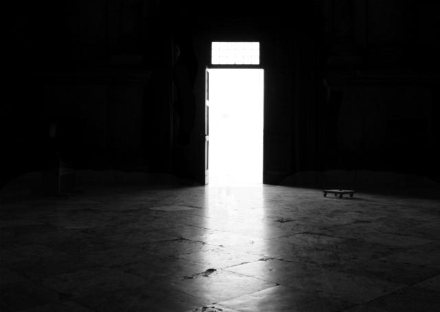 Toda vez que falta luz, o invisível nos salta aos olhos