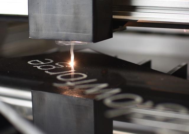 Impressora faz impressões em 3D utilizando diferentes tipos de materiais