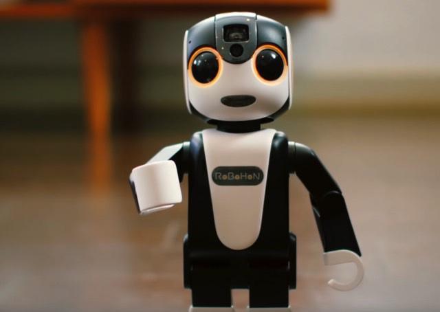 Marca japonesa cria smartphone que é também robô