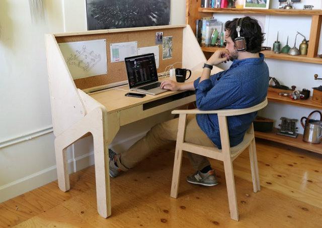 Designer cria mesa de trabalho que se transforma em bar