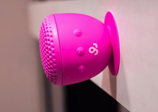 O sonho de todo cantor de chuveiro chegou: caixa de som à prova d'água