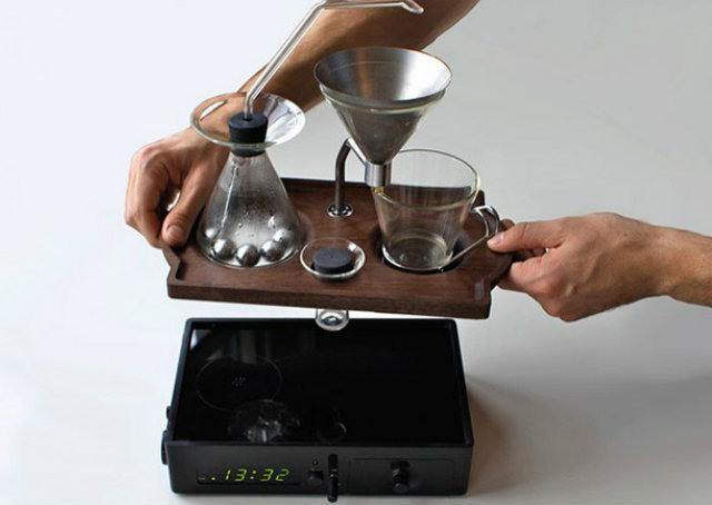 Designer cria despertador com cafeteira acoplada
