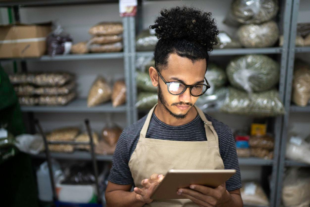 Grandes marcas invadem o mercado de vizinhança e colocam pequenos comerciantes em alerta
